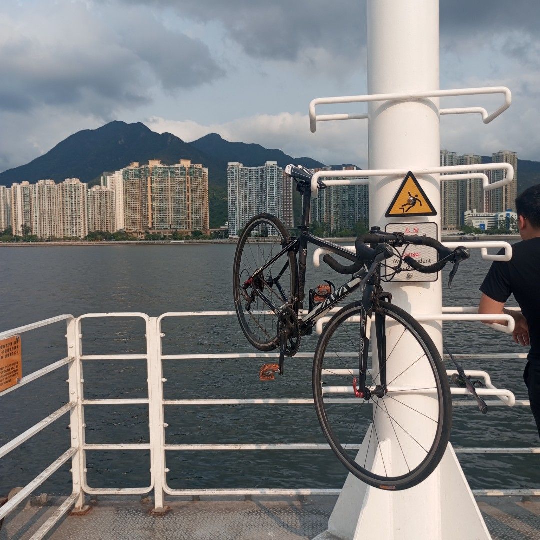 急出Java veloce 2 （分類：單車）位於 Hong Kong。 由 cosmiccat-99b82b 提交（商品編號 1436649778，圖片 2）。簡介： JAVA 鋁合金公路車，黑色車身搭配白色細節。配備彎把，適合長途騎行。車身設計簡潔，整體外觀良好。適合追求速度與舒適的騎行者 條鏈噴咗油 崩咗氣 不接受轉售。