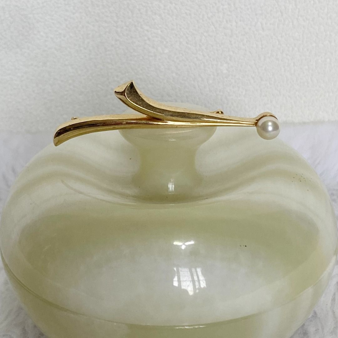 Keyes Vintage Gold Tone Pearl Leaf Brooch (Category: Brooches) located in Cebu City. Submitted by posh_avenue888 (Listing ID 1436630902, Image 1). Description: In very good condition. From Japan. 3 inches. 100% authentic!!!.