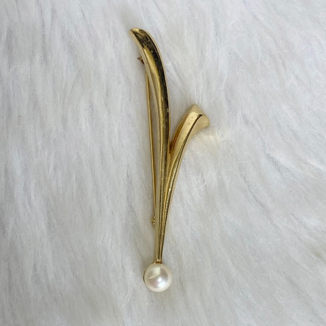 Keyes Vintage Gold Tone Pearl Leaf Brooch (Category: Brooches) located in Cebu City. Submitted by posh_avenue888 (Listing ID 1436630902, Image 3). Description: In very good condition. From Japan. 3 inches. 100% authentic!!!.