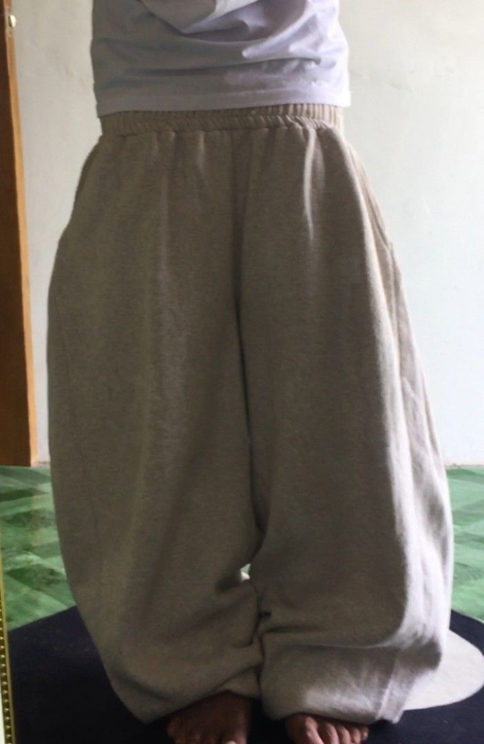 LAB STUDIOS Grey Baggy Pants (Almost 1 kg) (Category: Joggers) located in Dumanjug. Submitted by commonthread.ph (Listing ID 1436649385, Image 2). Description: L.A.B STUDIO ‎ ‎W- Free ‎L- 40 ‎TH- 17 ‎HEM- Jogger type anti heel drag Good for work out📌 Gym Almost 1 kilo Hard🥶 Heavy🥶 Thick🥶 Thigth Ribbings🥶.