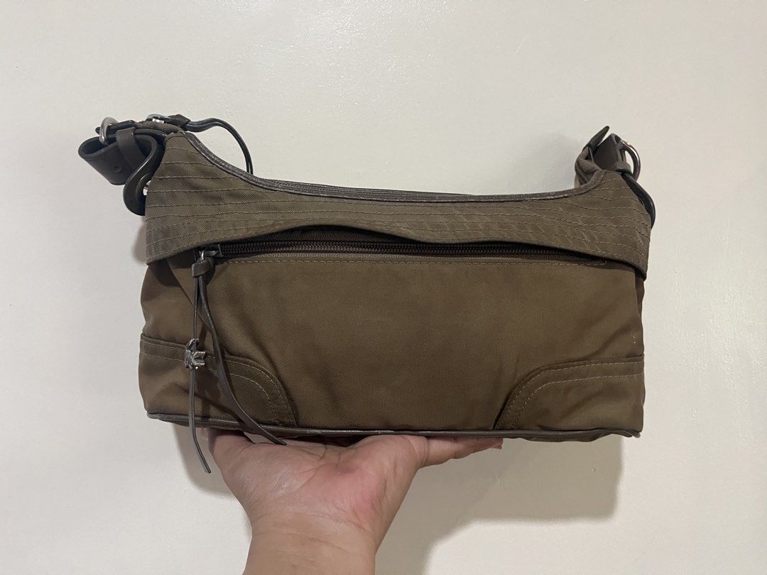 LACOSTE SHOULDER KILI BAG (Category: Luxury Bags & Wallets) located in Makati City. Submitted by collexziones (Listing ID 1436474688, Image 1). Description: ORIGINAL BOUGHT IN LACOSTE GREENBELT LAST PANDEMIC SUPER CUTE SUPER CLASSY SUPER ELEGANT ARMY GREEN PANALO N KAYO DITO BOUGHT IT AT ALMOST 10k .