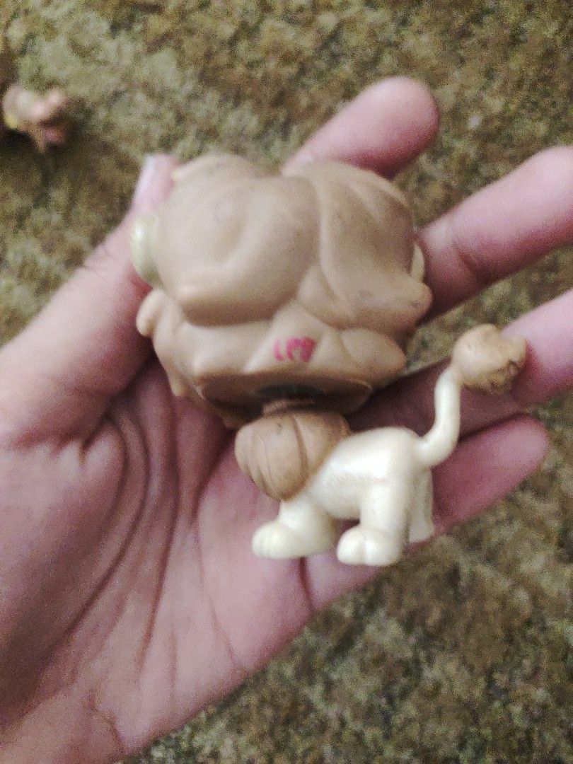 Littlest Pet Shop Lion (Category: Figurines & Statues) located in Subic. Submitted by booley (Listing ID 1436474745, Image 2). Description: - Littlest Pet Shop lion figure - Features a light brown mane and blue eyes - Small plastic figure - Includes a small tail - Lying down pose - Collectible toy.