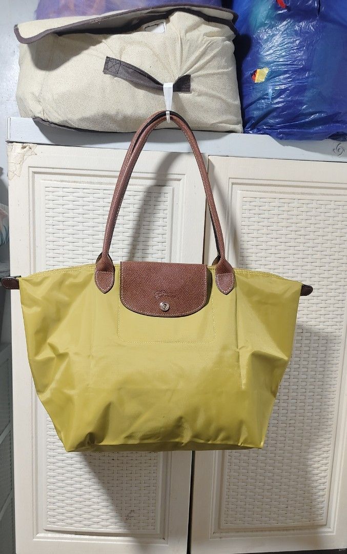 Longchamp Le Pliage Tote Bag (Category: Luxury Bags & Wallets) located in Caloocan City. Submitted by casseyann26-05661 (Listing ID 1436634844, Image 3). Description: - Longchamp Le Pliage tote bag. - Available colors: Gray, Pink, Navy Blue, Yellow. - Features: Leather handles, flap closure. - Versatile and stylish design. - Ideal for everyday essentials..