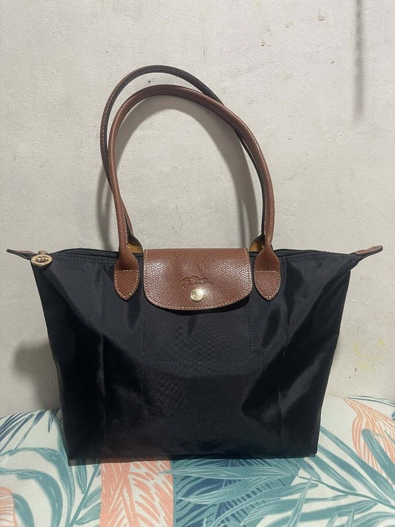 Longchamp Le Pliage Tote Bag (Category: Luxury Bags & Wallets) located in Caloocan City. Submitted by casseyann26-05661 (Listing ID 1436634676, Image 3). Description: - Longchamp Le Pliage tote bag - Available colors: navyblue,black,teal,red - Features: - Zipper closure ykkzipper coded - Leather handles - Leather flap with button closure - Spacious and suitable for everyday use - Made of durable material.