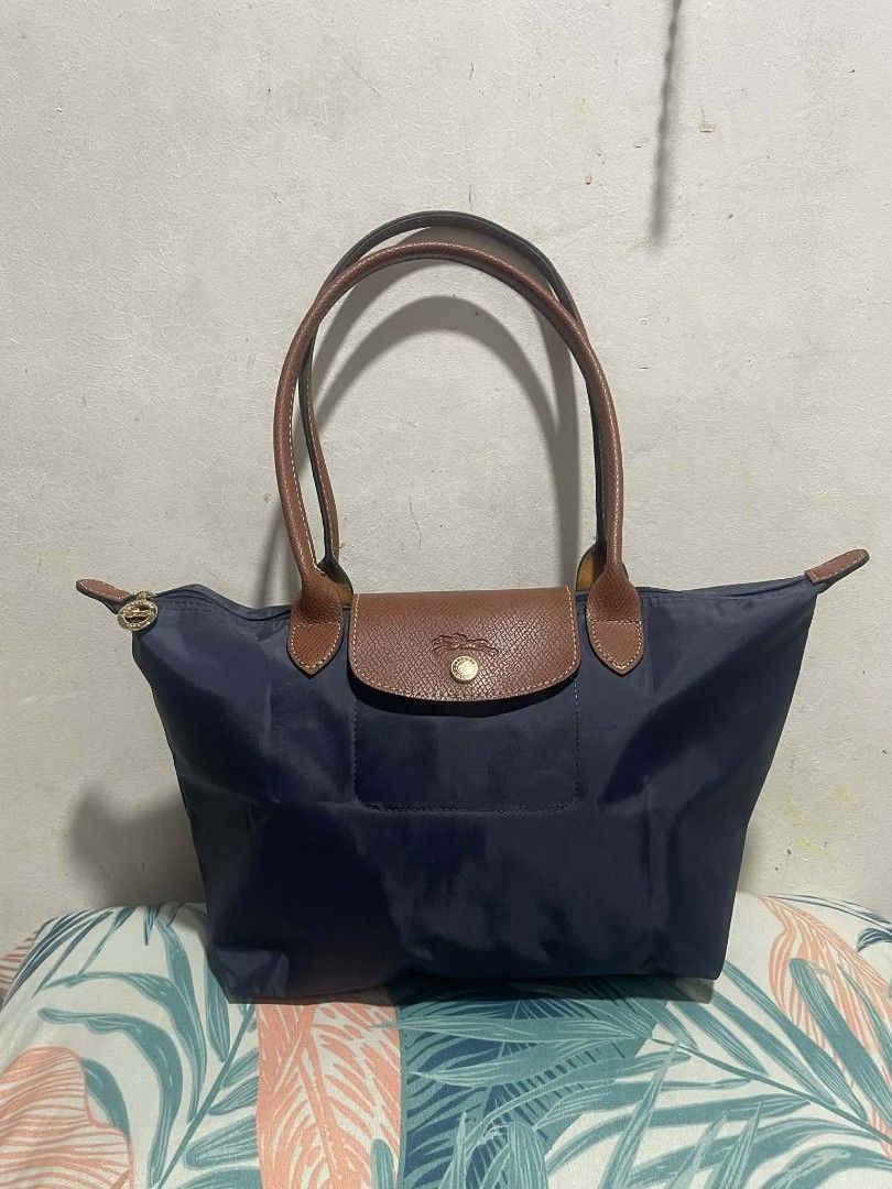 Longchamp Le Pliage Tote Bag (Category: Luxury Bags & Wallets) located in Caloocan City. Submitted by casseyann26-05661 (Listing ID 1436634676, Image 2). Description: - Longchamp Le Pliage tote bag - Available colors: navyblue,black,teal,red - Features: - Zipper closure ykkzipper coded - Leather handles - Leather flap with button closure - Spacious and suitable for everyday use - Made of durable material.