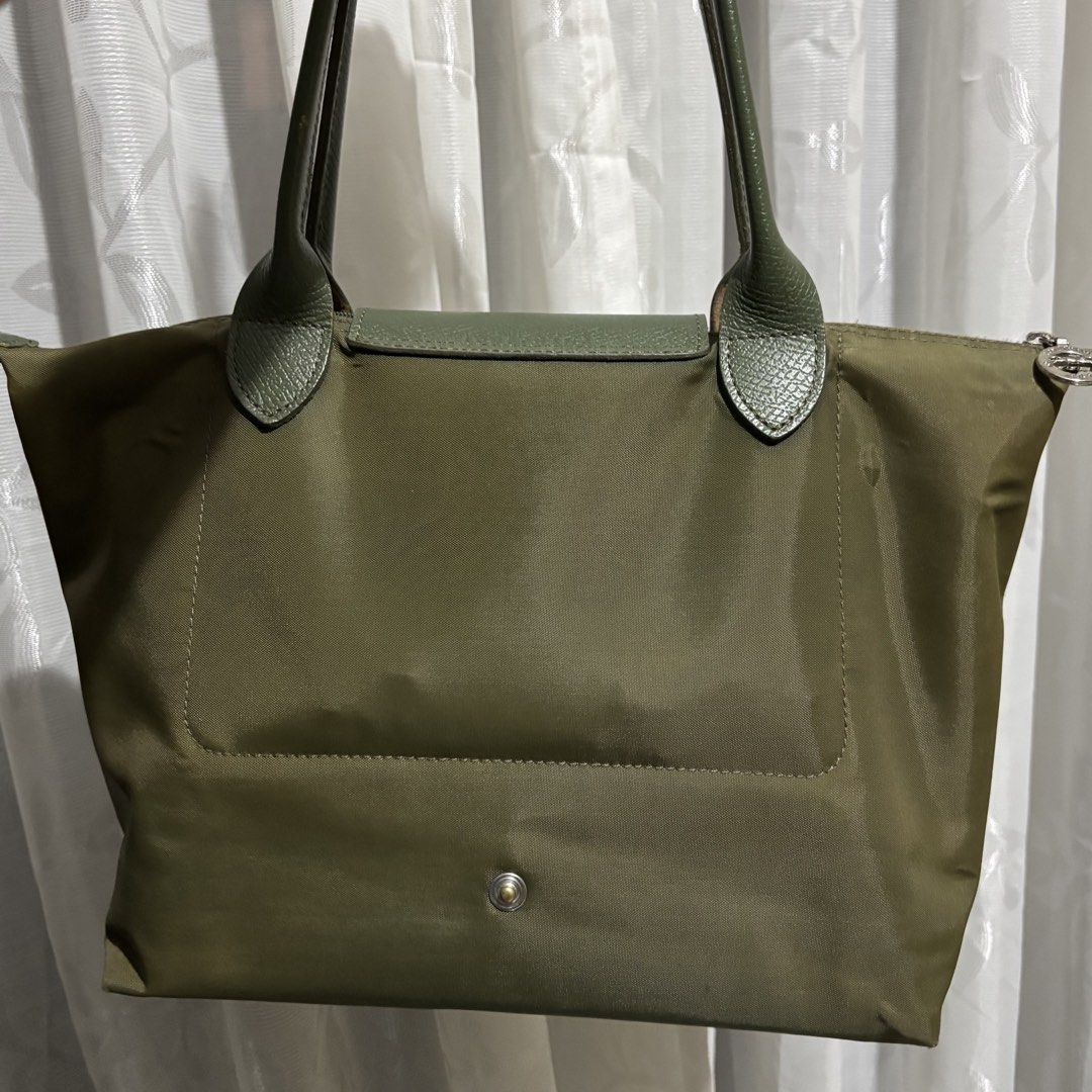 LONGCHAMP MEDIUM LE PLIAGE GREEN SERIES (FOREST) (Category: Luxury Bags & Wallets) located in Paranaque City. Submitted by myunsterious (Listing ID 1436585855, Image 2). Description: - Authentic Longchamp Le Pliage tote bag - Color: Forest - Features a flap closure with snap - Durable nylon material - Leather handles and flap in a darker green shade - Secure zipper closure - Iconic Longchamp logo.