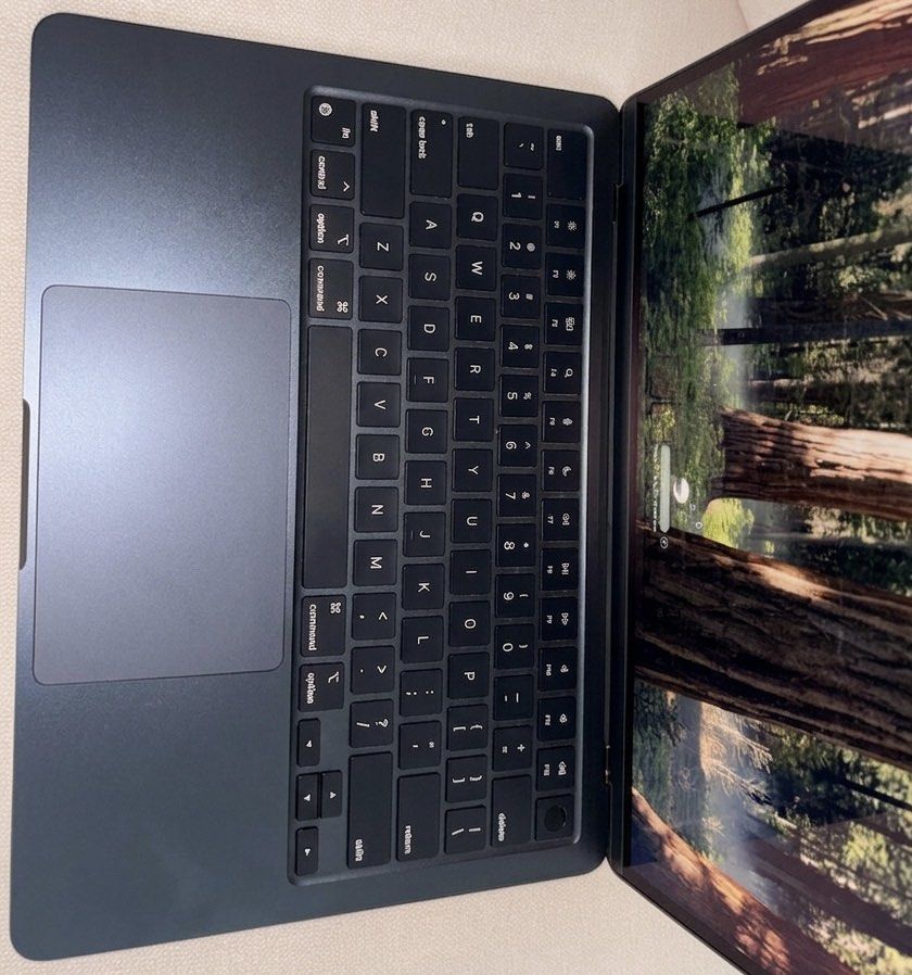 MacBook Air M2 2022447685535340308481