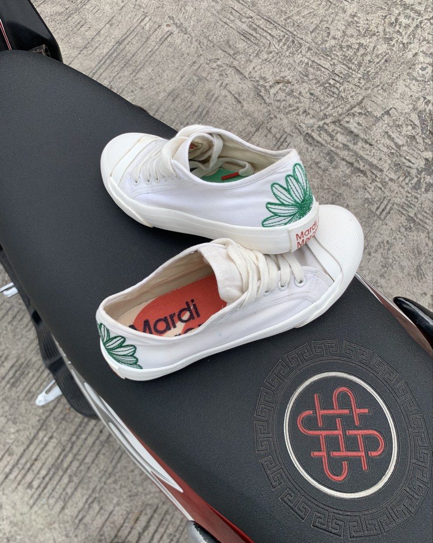 Mardi Mercredi White Sneakers (Category: Sneakers) located in Polomolok. Submitted by domingthriftclothes (Listing ID 1436532455, Image 1). Description: - Mardi Mercredi white sneakers - Green daisy design on the side - Brand name on the heel - Brand name printed on the insole - White laces - White rubber toe cap.