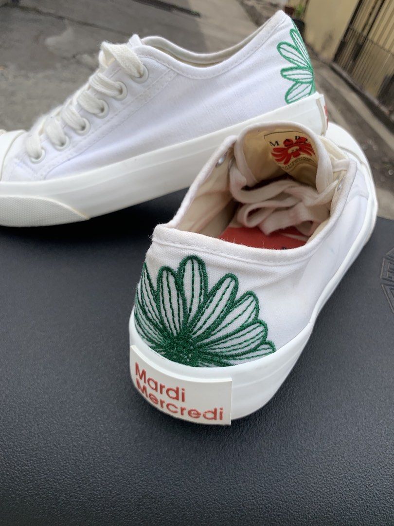 Mardi Mercredi White Sneakers (Category: Sneakers) located in Polomolok. Submitted by domingthriftclothes (Listing ID 1436532455, Image 3). Description: - Mardi Mercredi white sneakers - Green daisy design on the side - Brand name on the heel - Brand name printed on the insole - White laces - White rubber toe cap.