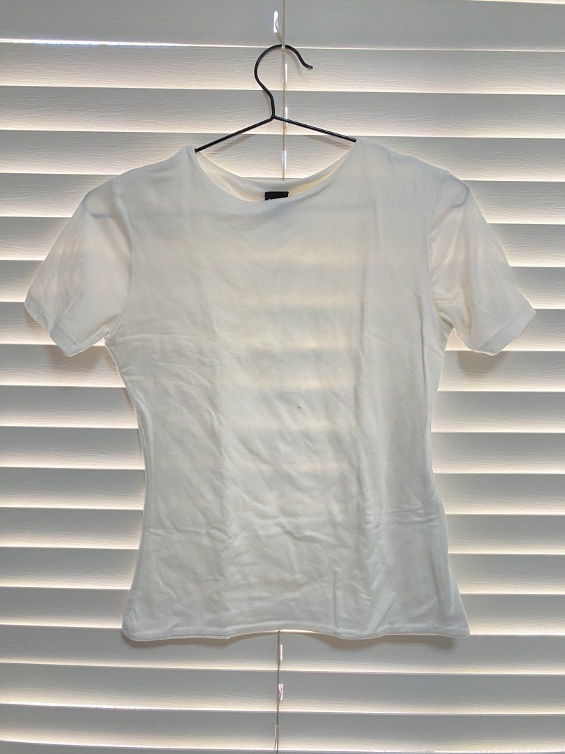Mera White T-shirt - Size M (Category: Shirts) located in Cavite. Submitted by prelovedclothesofzoe (Listing ID 1436513177, Image 1). Description: - White Mera t-shirt - Size: M - Made in the Philippines - Features: - Crew neck - Short sleeves - Style: Basic, fitted - Fabric: Smooth, lightweight - Versatile for everyday wear.