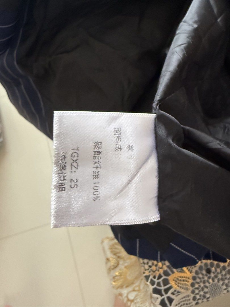 Navy blue blazer (Category: Coats, Jackets and Outerwear) located in Bulacan. Submitted by heyimliz (Listing ID 1436556731, Image 3). Description: With minimal issue - see picture.