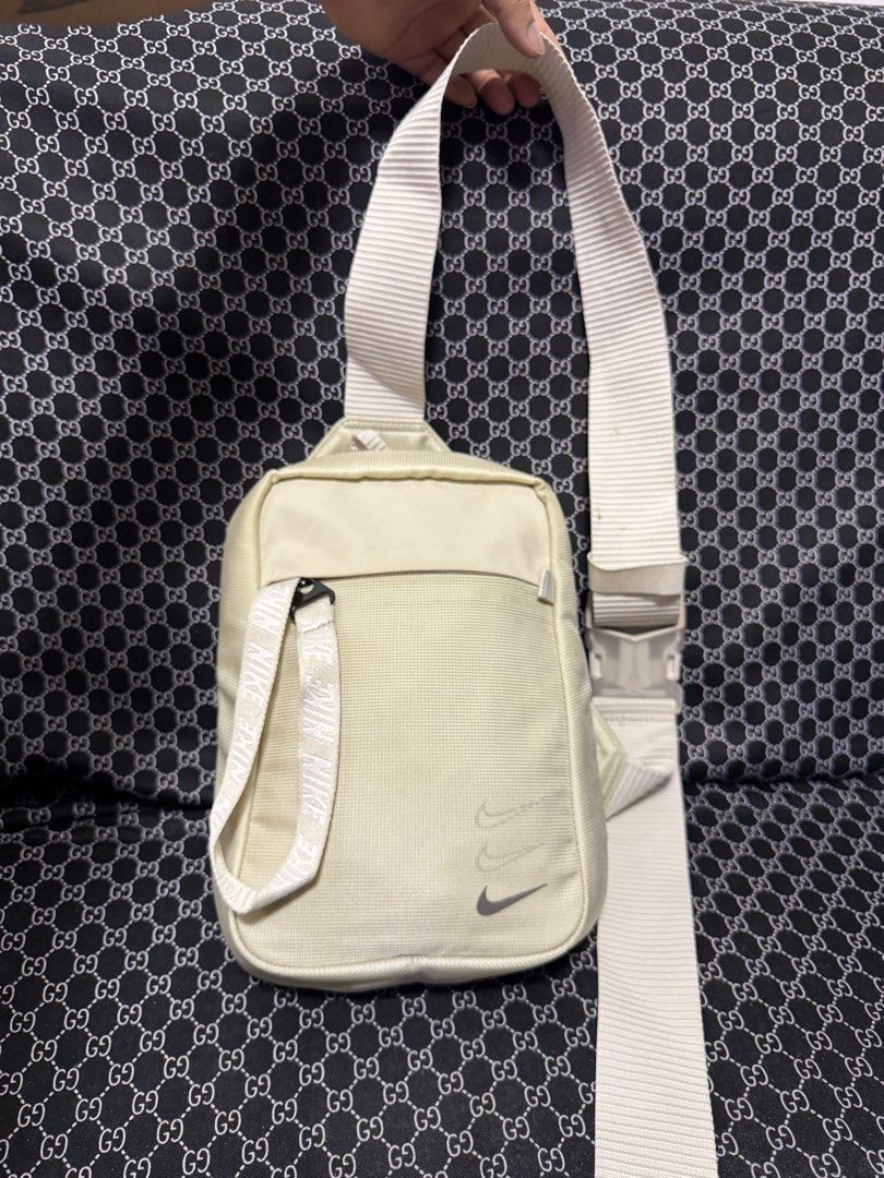 Nike Advance M Waist Bag (Category: Belt bags, Clutches and Pouches) located in Manila. Submitted by esparciake75752 (Listing ID 1436546308, Image 2). Description: - Nike Advance M waist bag - Main compartment for essentials - Adjustable strap for a comfortable fit - Sleek design with Nike logo - Durable material - Mesh interior.
