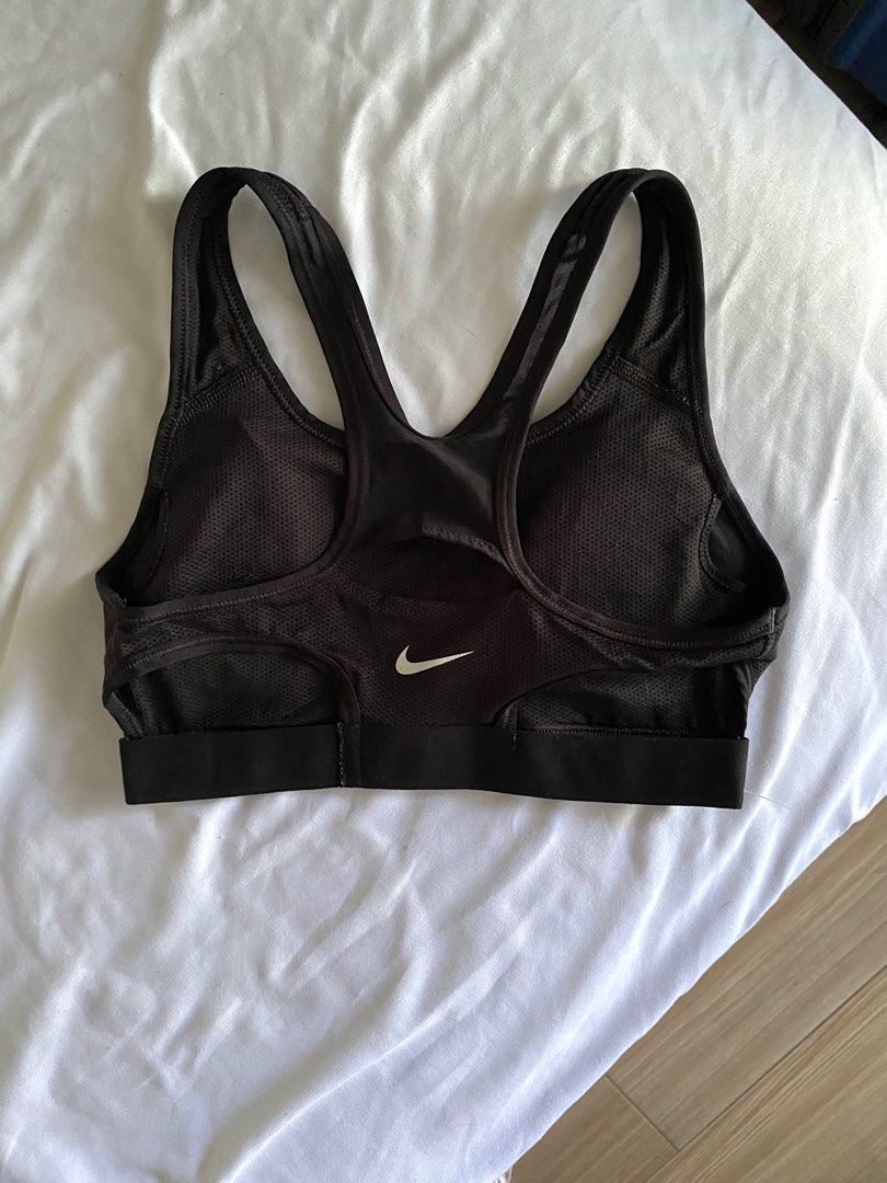 NIKE Sports Bra (Category: Activewear) located in Davao. Submitted by deffonot_k (Listing ID 1436520154, Image 2). Description: Fits XS-S RFS: too tight as i have wide rib cage :).