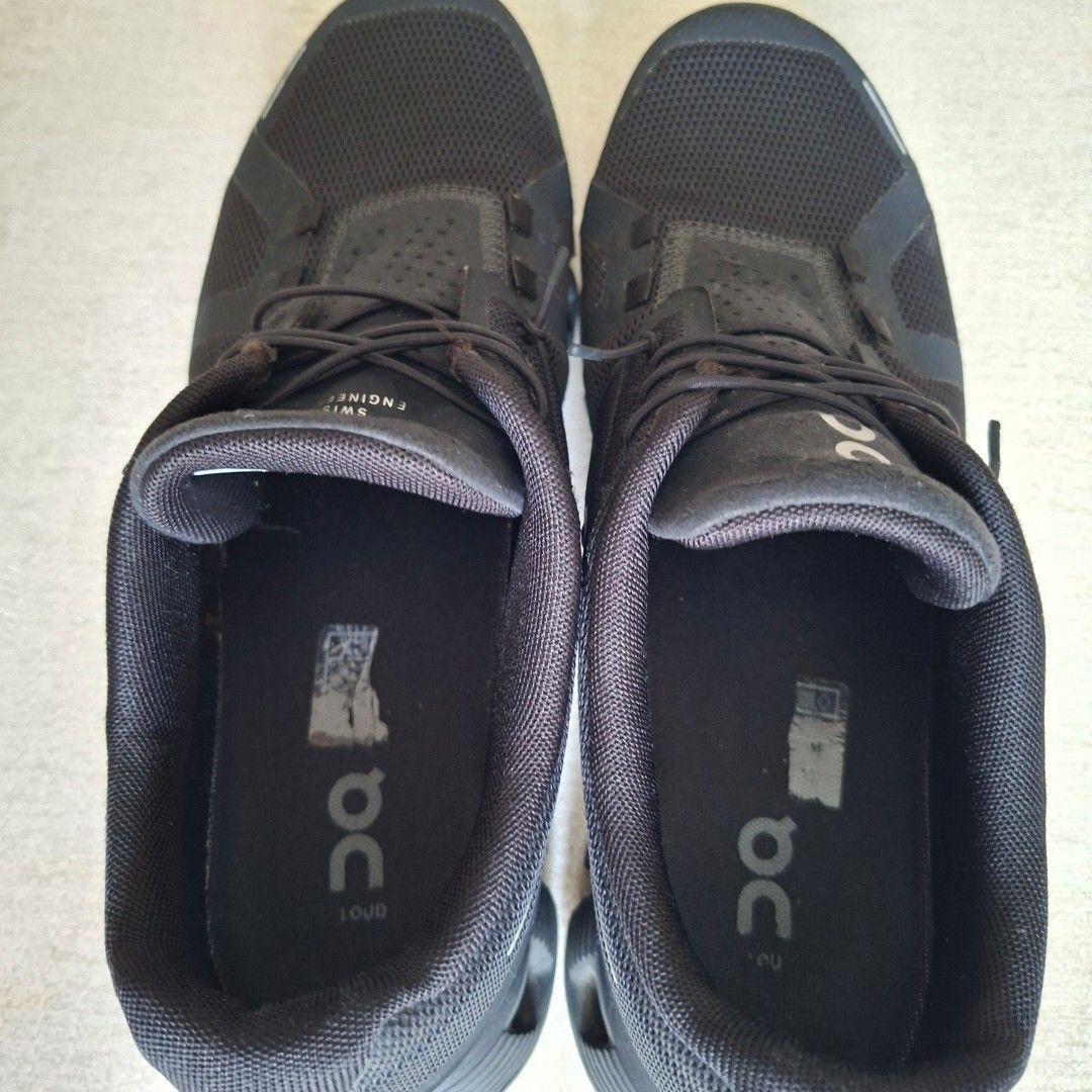 On Cloud Running Shoes (Category: Sneakers) located in Singapore. Submitted by uka__sg (Listing ID 1436500985, Image 3). Description: - Used only a few times - On Cloud running shoes - Black color - Suitable for running or everyday wear.