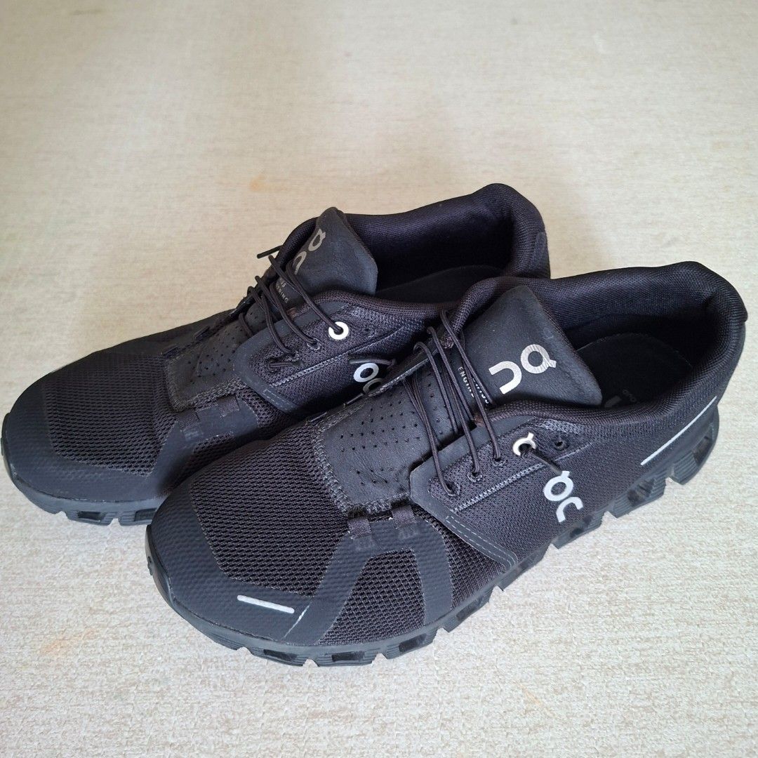 On Cloud Running Shoes (Category: Sneakers) located in Singapore. Submitted by uka__sg (Listing ID 1436500985, Image 1). Description: - Used only a few times - On Cloud running shoes - Black color - Suitable for running or everyday wear.