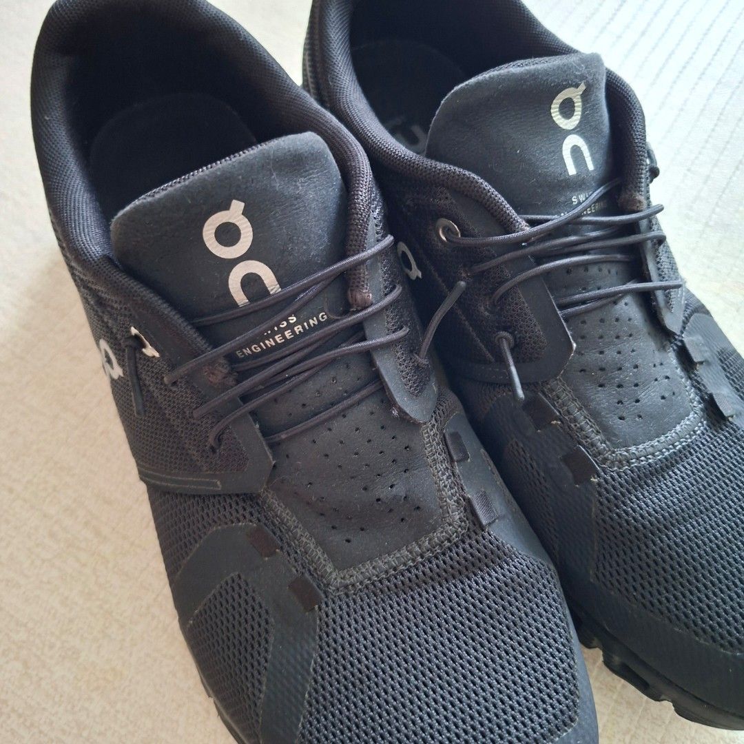 On Cloud Running Shoes (Category: Sneakers) located in Singapore. Submitted by uka__sg (Listing ID 1436500985, Image 2). Description: - Used only a few times - On Cloud running shoes - Black color - Suitable for running or everyday wear.