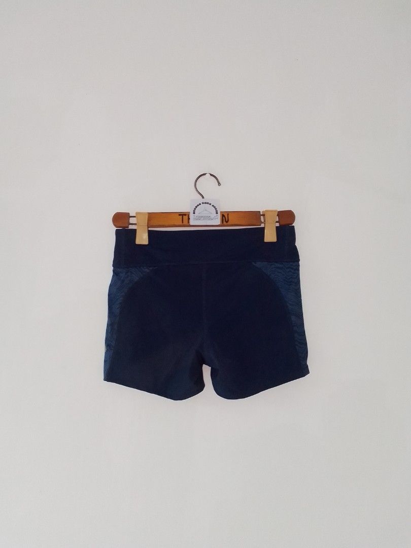 Pearl Izumi Running Shorts (Category: Activewear) located in Malilipot. Submitted by santosbolofer (Listing ID 1436503159, Image 2). Description: Pearl Izume cycling Large on tag Waistline 30-32 Length 10.5-11.5 Excellent condition Reflectorize Logo 200 plus sf..