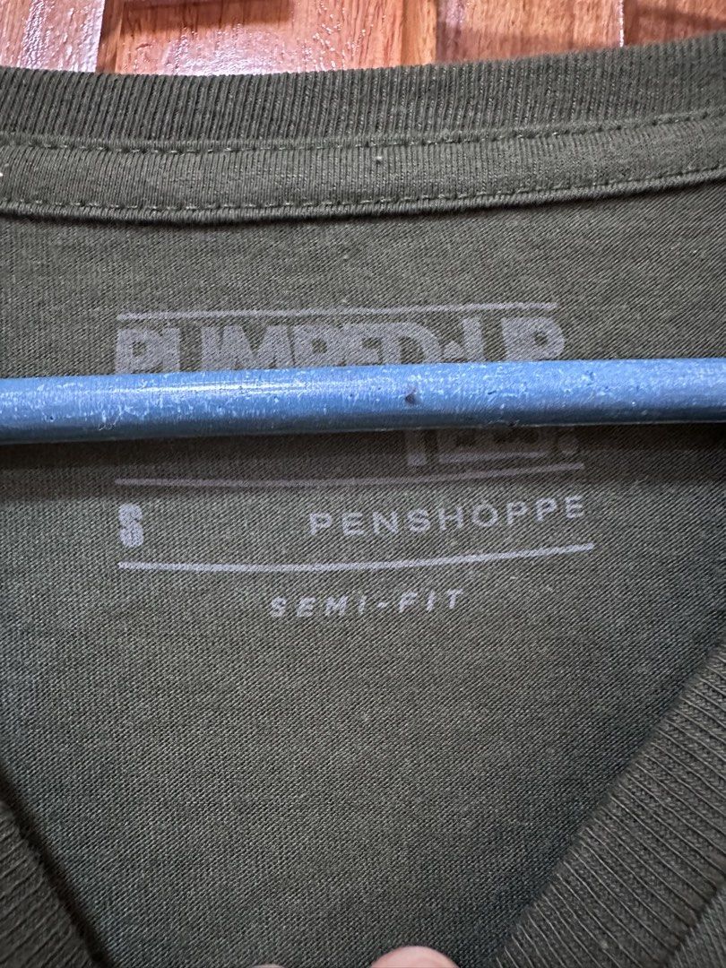 Penshoppe t-shirt (Category: Shirts) located in Quezon City. Submitted by iamjdl (Listing ID 1436575770, Image 3). Description: Brand new nilabhan lang Regalo sakin diko kasya Small size semi fit pa huhu Ang cute pa naman sana ng kulay sayang.