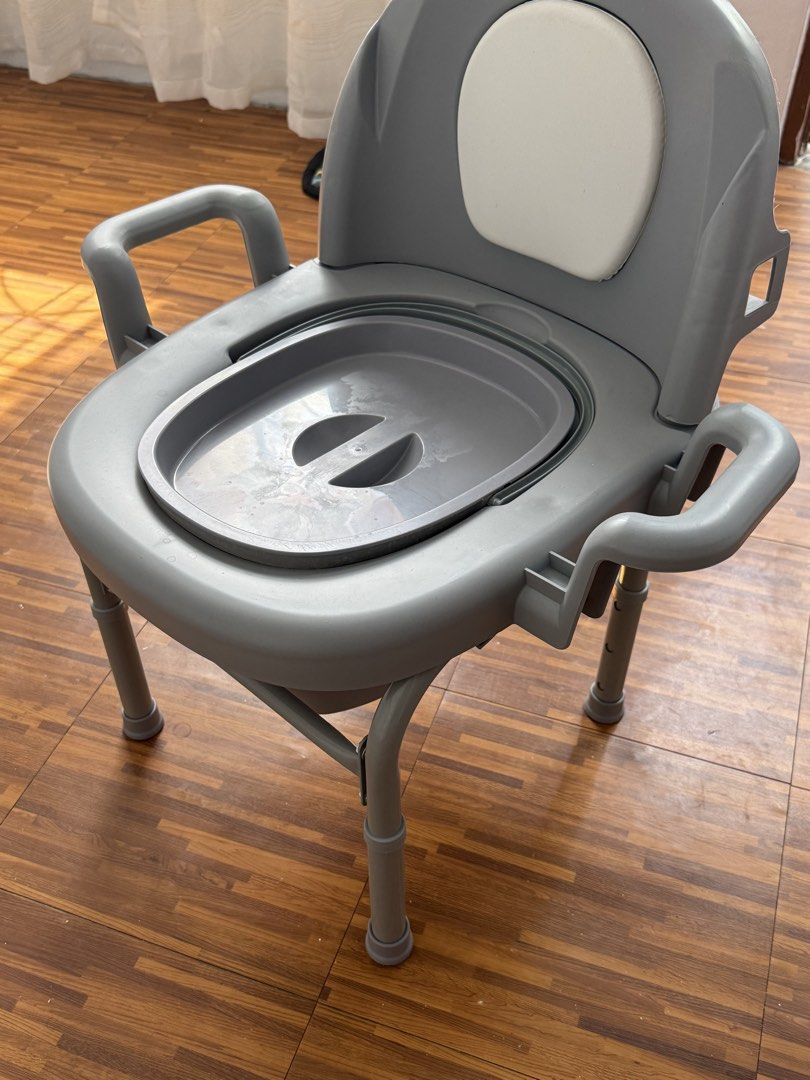 Portable Commode Chair - Adjustable (Arinola) (Category: Medical Supplies & Tools) located in San Pedro. Submitted by qriever (Listing ID 1436479650, Image 1). Description: Adjustable Arinola Chair RFS: Nakatambak nalang Upto 200kg, bata ang gumamit nung nabalian. Pwedeng pwede sa adult. Bought Last December 14, 2025. Negotiable..
