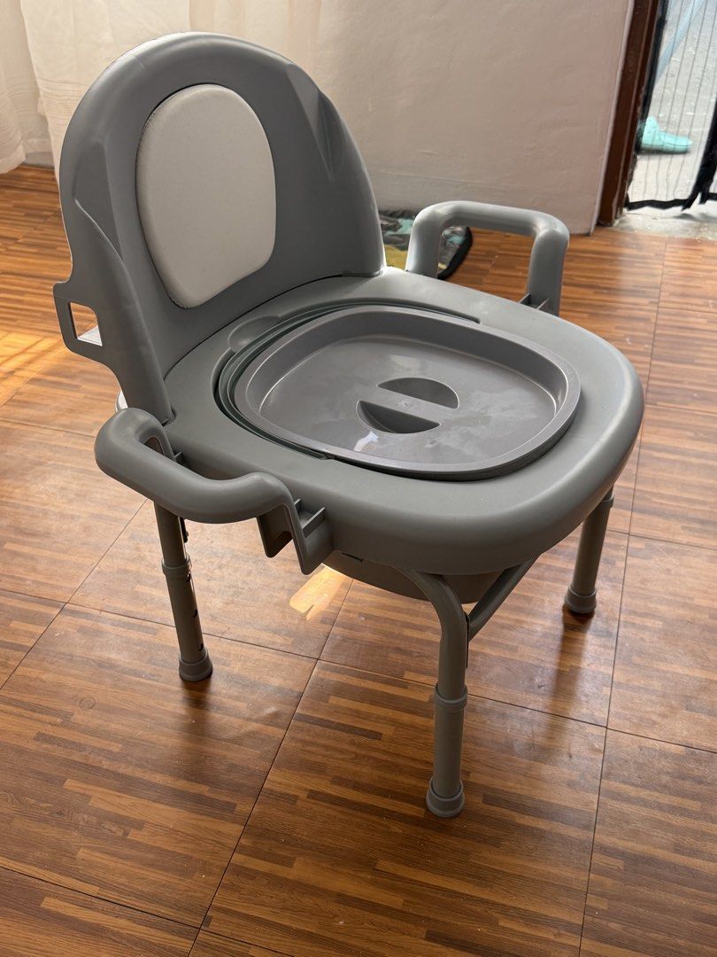 Portable Commode Chair - Adjustable (Arinola) (Category: Medical Supplies & Tools) located in San Pedro. Submitted by qriever (Listing ID 1436479650, Image 2). Description: Adjustable Arinola Chair RFS: Nakatambak nalang Upto 200kg, bata ang gumamit nung nabalian. Pwedeng pwede sa adult. Bought Last December 14, 2025. Negotiable..