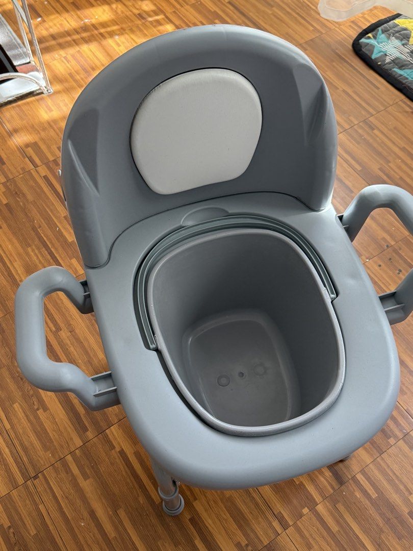 Portable Commode Chair - Adjustable (Arinola) (Category: Medical Supplies & Tools) located in San Pedro. Submitted by qriever (Listing ID 1436479650, Image 3). Description: Adjustable Arinola Chair RFS: Nakatambak nalang Upto 200kg, bata ang gumamit nung nabalian. Pwedeng pwede sa adult. Bought Last December 14, 2025. Negotiable..