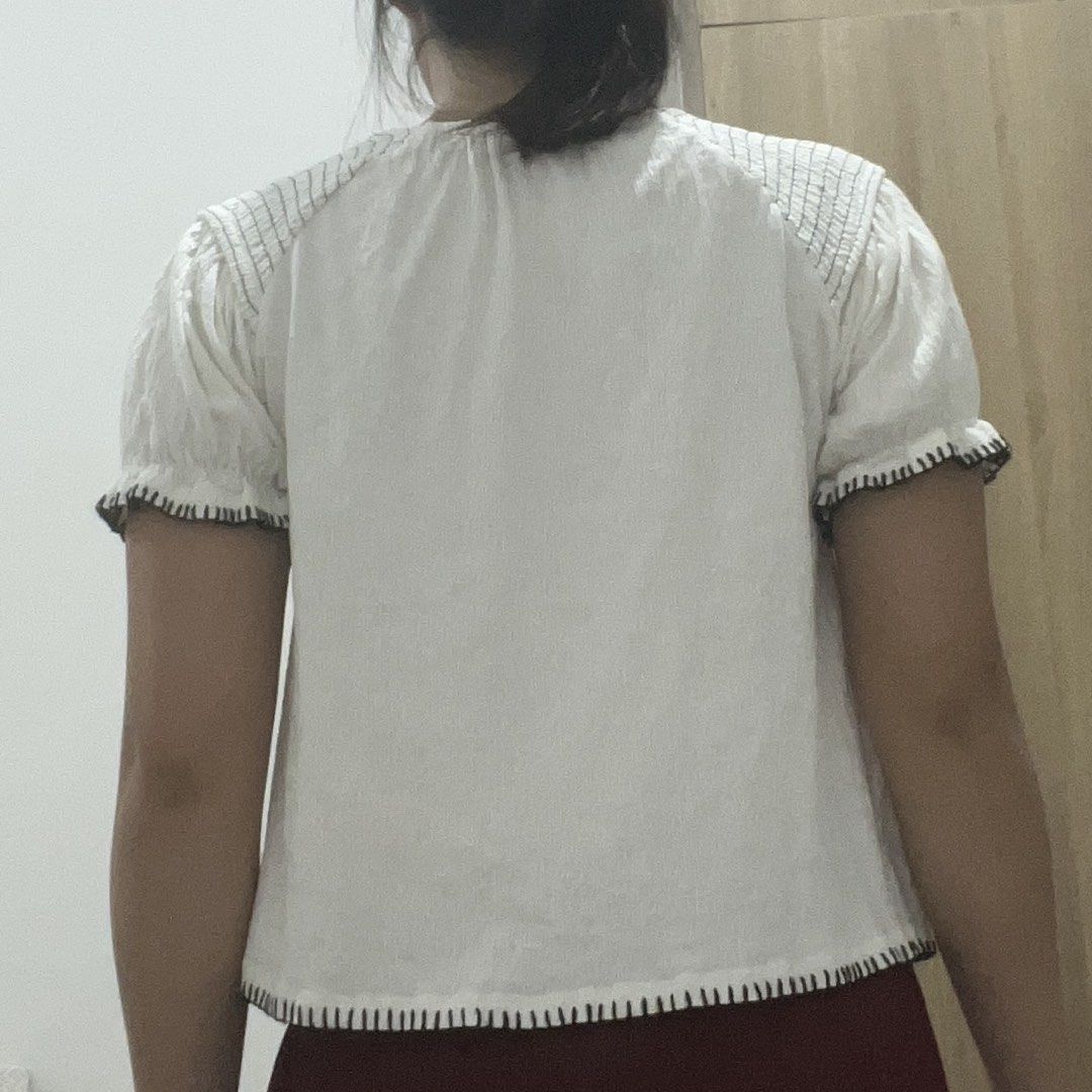 Preloved: Zara Kids White Top (Category: Blouses) located in Quezon City. Submitted by franclaire (Listing ID 1436597663, Image 2). Description: For ages 13-14 Size: Small to Medium .