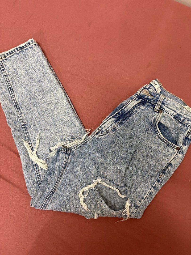 Pull&Bear Distressed Jeans (Category: Jeans) located in Manila. Submitted by closetsofaddie (Listing ID 1436582926, Image 1). Description: - Pull&Bear light wash jeans - Button closure - Distressed detailing - Made in Cambodia - Size: EUR 40, US 6, MX 30 - Classic five-pocket design - Perfect for casual wear - Price is negotiable 💳Mode of Payment: 💙 GCash 🧡 MariBank 🩵 GoTyme 💸 Cash if Meetup! 🚚Mode of Delivery: JnT Delivery Lalamove if near