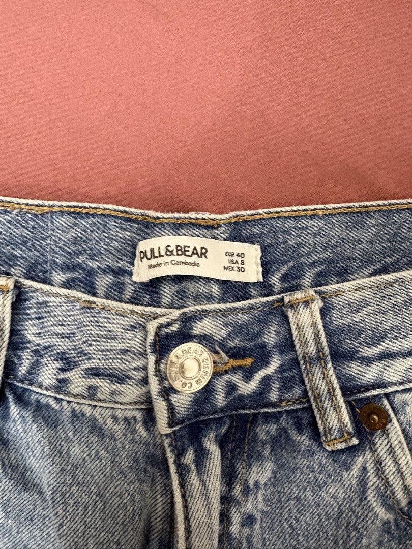Pull&Bear Distressed Jeans (Category: Jeans) located in Manila. Submitted by closetsofaddie (Listing ID 1436582926, Image 2). Description: - Pull&Bear light wash jeans - Button closure - Distressed detailing - Made in Cambodia - Size: EUR 40, US 6, MX 30 - Classic five-pocket design - Perfect for casual wear - Price is negotiable 💳Mode of Payment: 💙 GCash 🧡 MariBank 🩵 GoTyme 💸 Cash if Meetup! 🚚Mode of Delivery: JnT Delivery Lalamove if near
