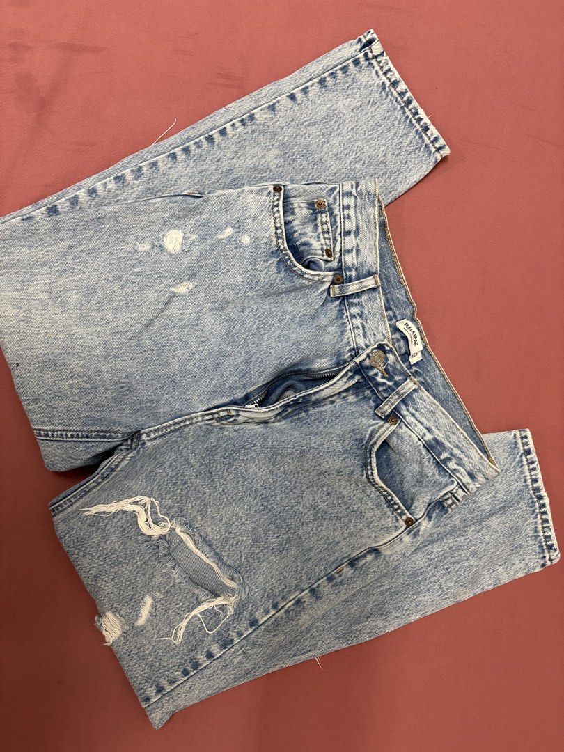 Pull&Bear Distressed Jeans (Category: Jeans) located in Manila. Submitted by closetsofaddie (Listing ID 1436582926, Image 3). Description: - Pull&Bear light wash jeans - Button closure - Distressed detailing - Made in Cambodia - Size: EUR 40, US 6, MX 30 - Classic five-pocket design - Perfect for casual wear - Price is negotiable 💳Mode of Payment: 💙 GCash 🧡 MariBank 🩵 GoTyme 💸 Cash if Meetup! 🚚Mode of Delivery: JnT Delivery Lalamove if near