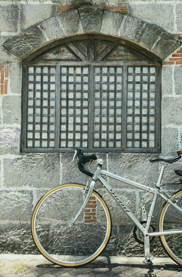 Rare Retro GIANT CS-R100 700c (Category: Bicycles) located in Las Pinas. Submitted by oldsthetics (Listing ID 1436649573, Image 2). Description: Something retro for a project bike? Test ride and negotiate Letting go of this Rare Retro GIANT CS-R100 On it's Old Retro Giant Logo 700c Aluxx frame SS 43 / TT 53 Shimano Sora Flightdeck Shimano Acera 3x8 Tektro Travel Agent V-brakes Need to refresh/restore Running condition Lost time to use it regularl