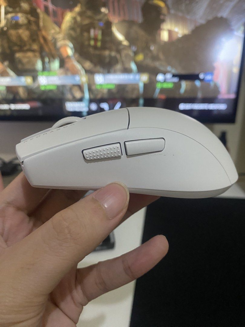 Redragon King Lite M916 (Category: Mouse & Mousepads) located in Makati City. Submitted by red.ntlya (Listing ID 1436603376, Image 3). Description: Redragon King Lite M916 gaming mouse - White color - Used only twice - Purchased last week - Includes precise dongle - Minor creaking on sides.