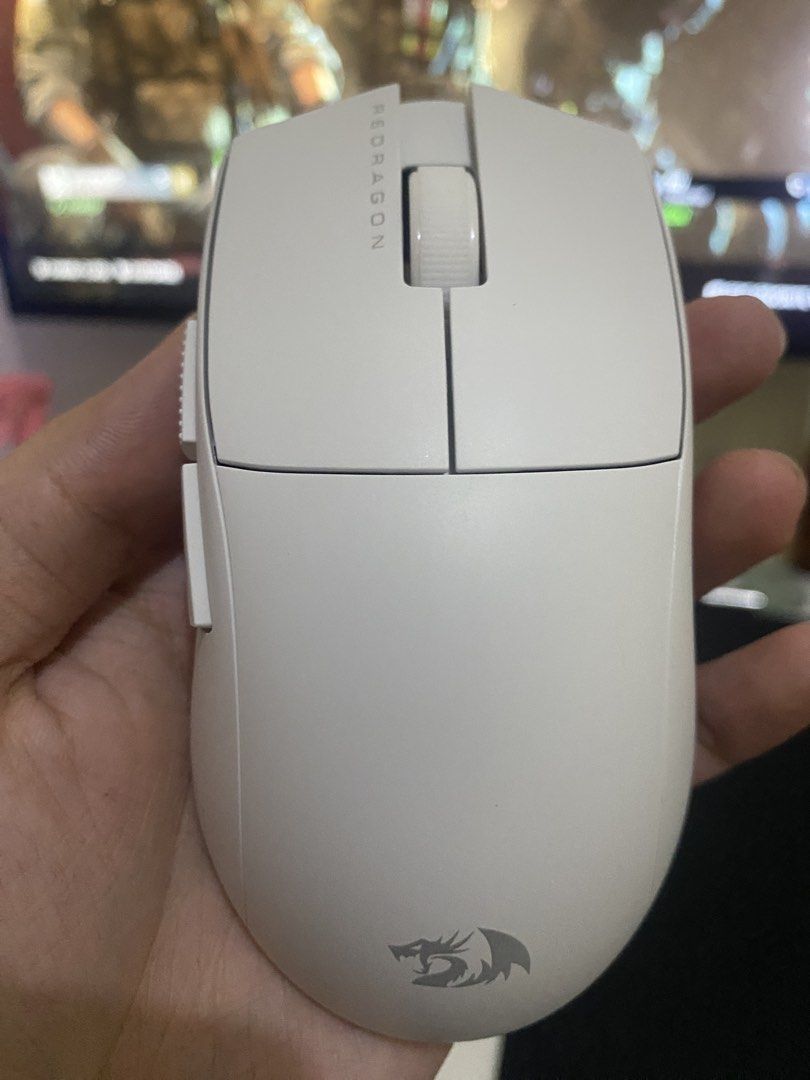 Redragon King Lite M916 (Category: Mouse & Mousepads) located in Makati City. Submitted by red.ntlya (Listing ID 1436603376, Image 2). Description: Redragon King Lite M916 gaming mouse - White color - Used only twice - Purchased last week - Includes precise dongle - Minor creaking on sides.