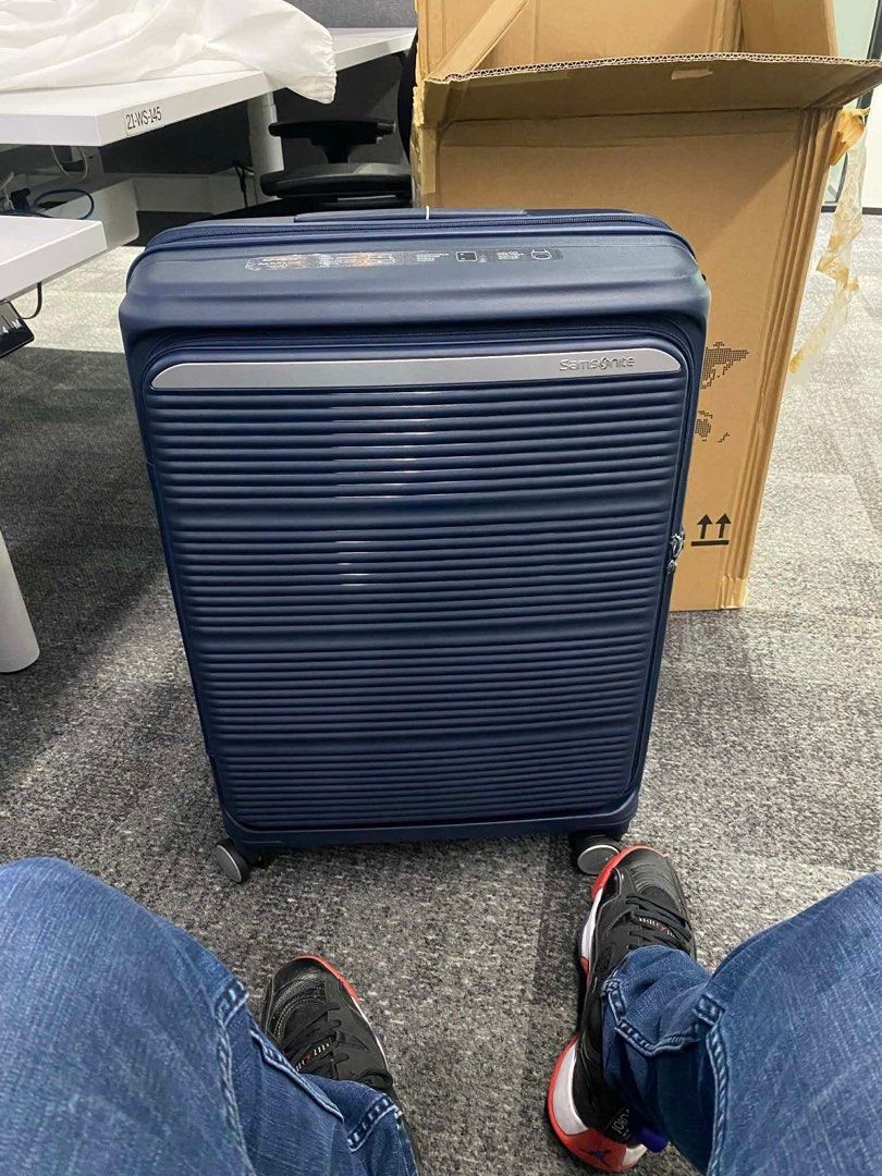 Samsonite Parallax HS Spinner 67/24 EXP Medium SP (Category: Luggage) located in Manila. Submitted by badong231981 (Listing ID 1436582943, Image 2). Description: Never used. Got it from raffle. I dont travel - Samsonite Parallax HS Spinner 67/24 EXP - Navy blue exterior - Ribbed design - Four wheels for easy movement - Pull handle - Secure closure - Medium size, suitable for various travel needs.