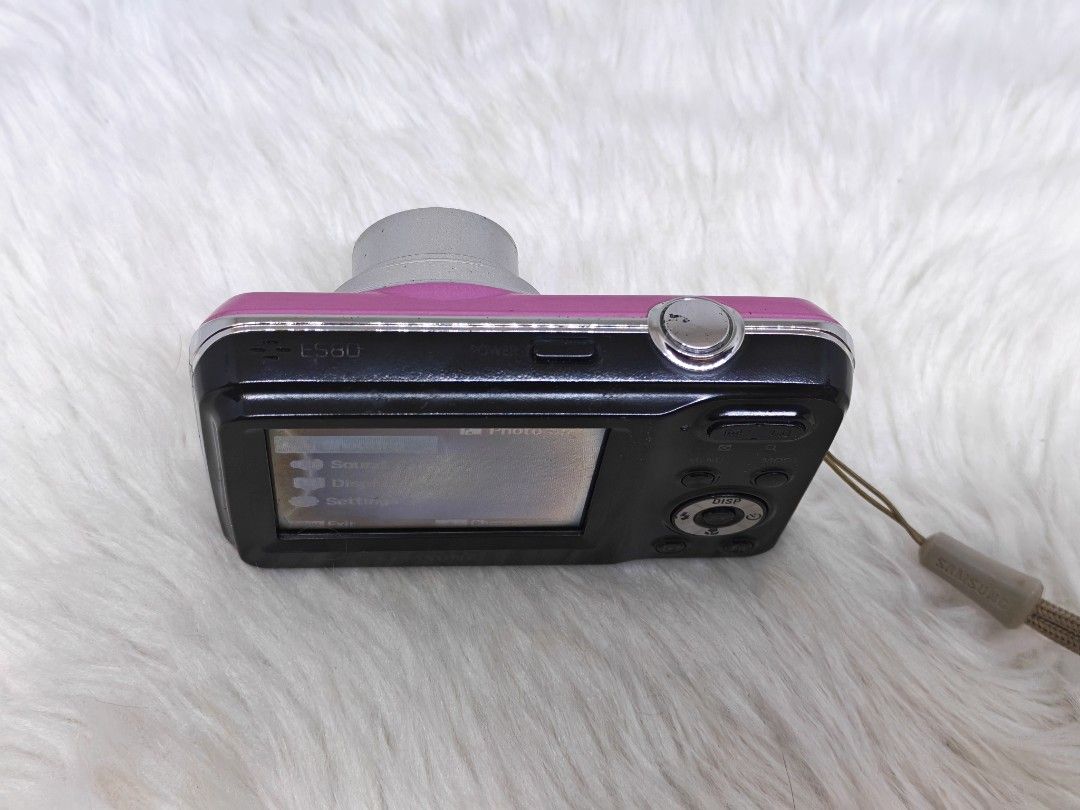 Samsung es60 ccd sensor Digital Camera (Category: Cameras) located in Manila. Submitted by ultimogizmos (Listing ID 1436594643, Image 3). Description: Samsung es60 ccd sensor Digital Camera The Samsung ES60 is a 12.2-megapixel compact digital camera released around 2009, featuring a 3x optical zoom lens (\(35 - 105\text{mm}\) equivalent) and a 2.5-inch LCD screen. Known for its "retro" or "digicam" aesthetic, it is popular for nostalgic, lo-fi ph