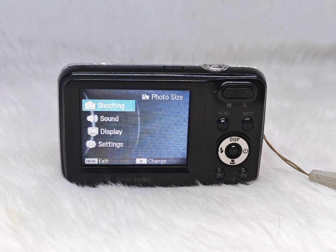 Samsung es60 ccd sensor Digital Camera (Category: Cameras) located in Manila. Submitted by ultimogizmos (Listing ID 1436594643, Image 2). Description: Samsung es60 ccd sensor Digital Camera The Samsung ES60 is a 12.2-megapixel compact digital camera released around 2009, featuring a 3x optical zoom lens (\(35 - 105\text{mm}\) equivalent) and a 2.5-inch LCD screen. Known for its "retro" or "digicam" aesthetic, it is popular for nostalgic, lo-fi ph