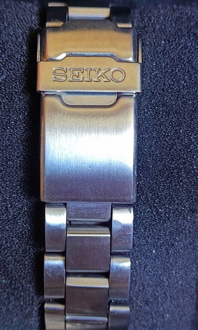 SEIKO CHRONOGRAPH BLUE DIAL (Category: Men's Watches) located in Manila. Submitted by arcads97 (Listing ID 1436482802, Image 2). Description: Selling My preloved Seiko Chronograph Blue Dial Movement: Japan quartz chronograph — keeps perfect time • Functions: Chronograph, tachymeter, date display • Case: 50M water resistant, approx. 42mm • Dial: Bold white Arabic numerals, 3 subdials, green lume • Condition: Good working condition, minor wear on b