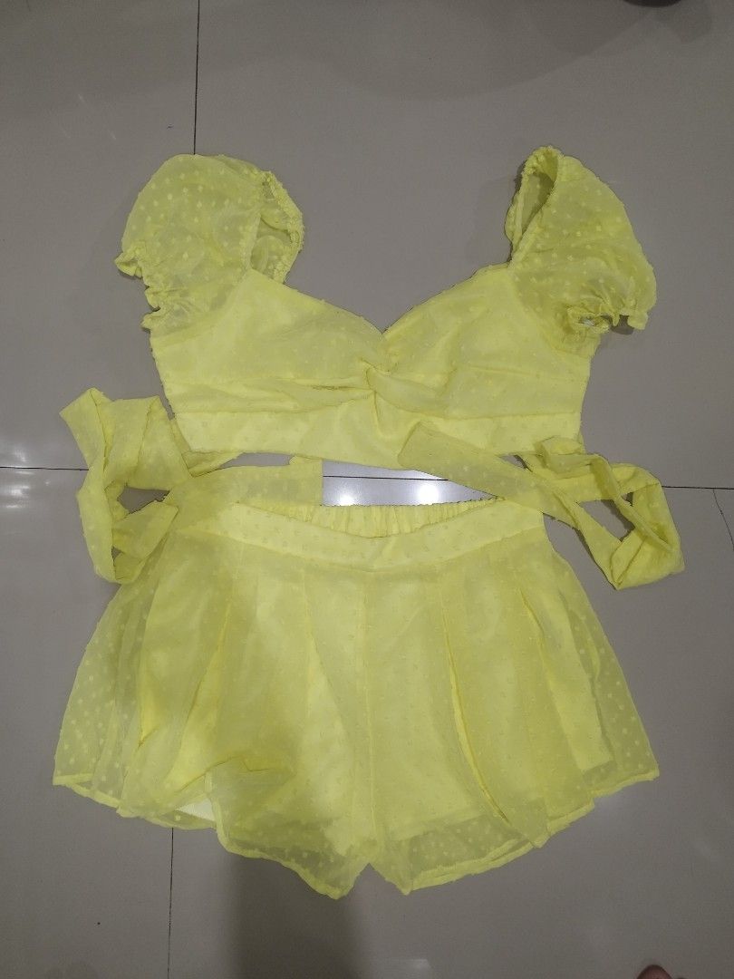Shein yellow coordinate Large (Category: Sets or Coordinates) located in San Jose. Submitted by littlezcloset (Listing ID 1436590565, Image 1). Description: like new used once.