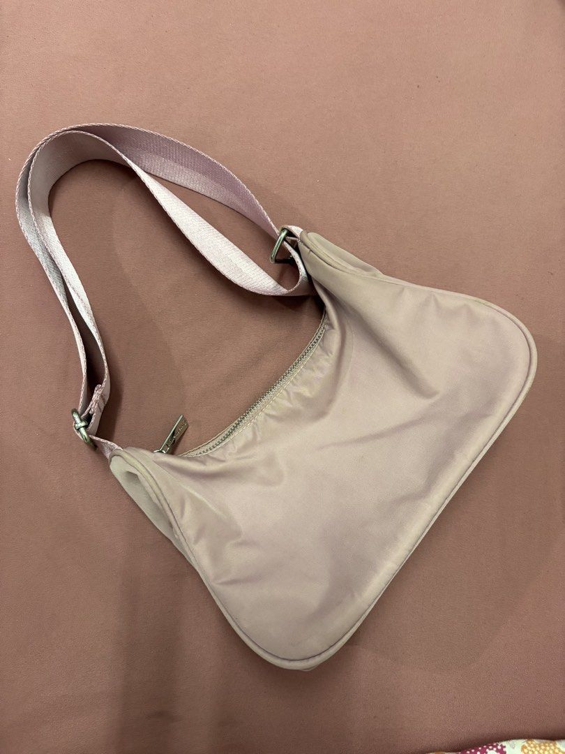 Shoulder Bag in Dusty Pink (Category: Shoulder Bags) located in Manila. Submitted by closetsofaddie (Listing ID 1436581424, Image 1). Description: - Dusty pink shoulder bag - Minimalist design - Single compartment with zipper closure - Adjustable strap included - Clean interior - Perfect for everyday essentials 💳Mode of Payment: 💙 GCash 🧡 MariBank 🩵 GoTyme 💸 Cash if Meetup! 🚚Mode of Delivery: JnT Delivery Lalamove if nearby/Same day May do 