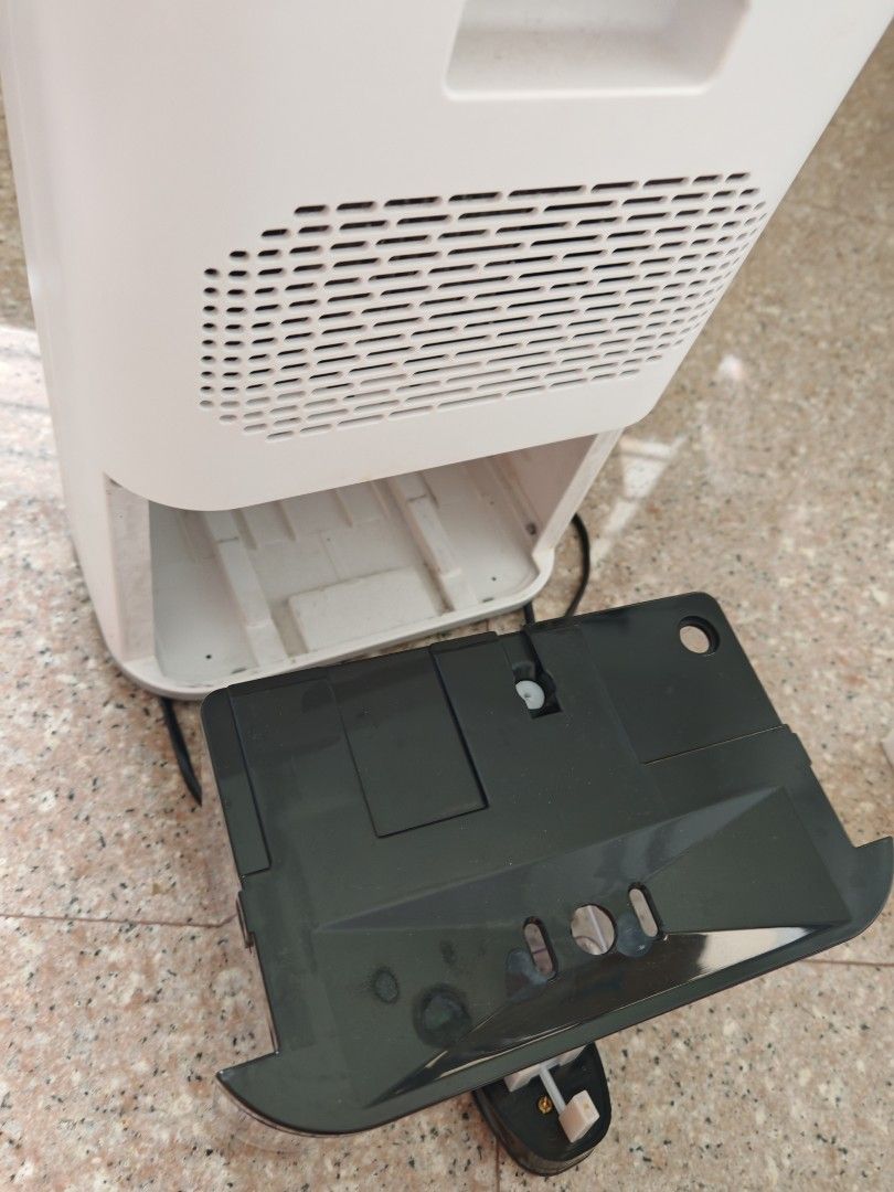 Simplus Dehumidifier (Category: Air Purifiers & Dehumidifiers) located in Singapore. Submitted by ash1002 (Listing ID 1436621739, Image 3). Description: - Features a removable water tank. - Includes a removable filter. - Comes with the original box. - Effectively removes excess moisture. - Available for immediate pickup..