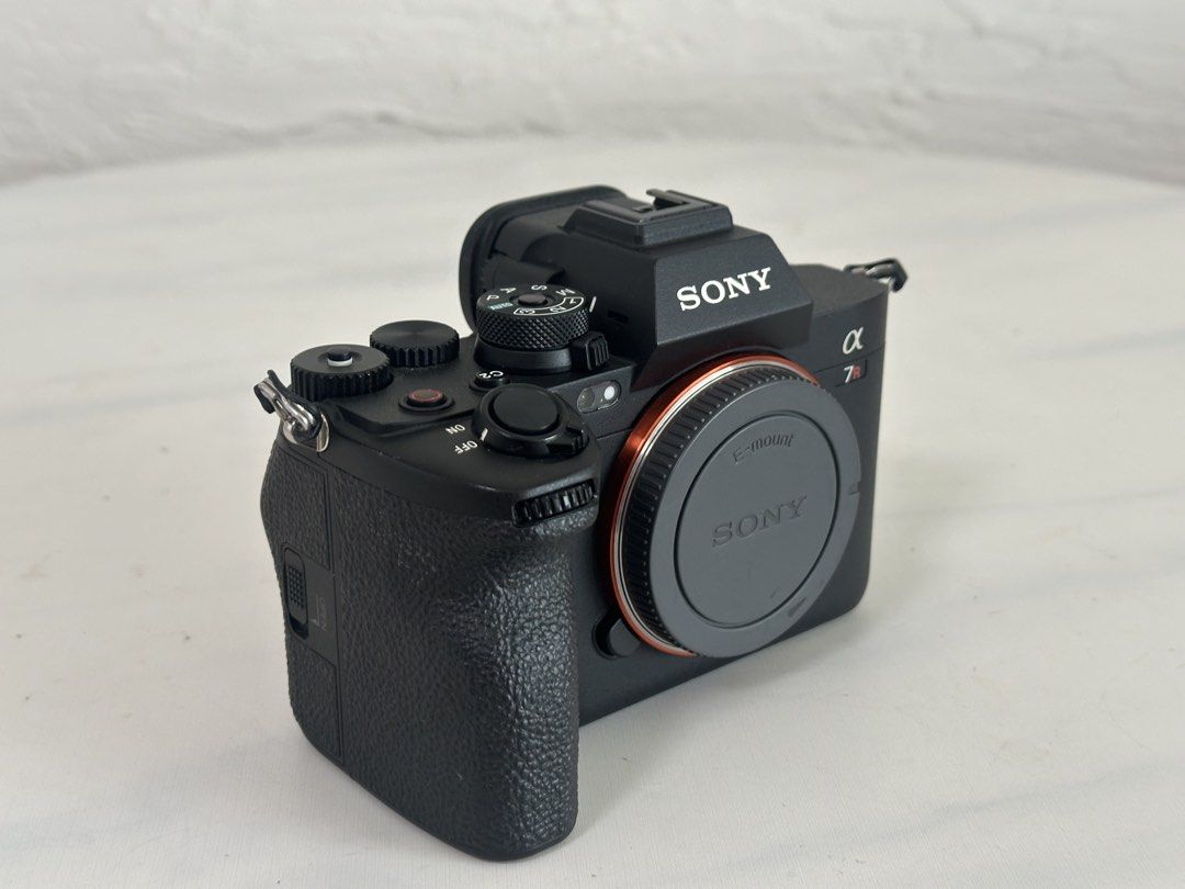 Sony A7R5 (Category: Cameras) located in Singapore. Submitted by eric_engkt (Listing ID 1436617543, Image 2). Description: Sell good condition A7R5 Package come with box and all accessories. Kindly refer to my attn photos Shutter count : 82K Body function all good. No scratch and use mark. I’m alway take my camera and keep dry box COD Sengkang. Other location can arrange .