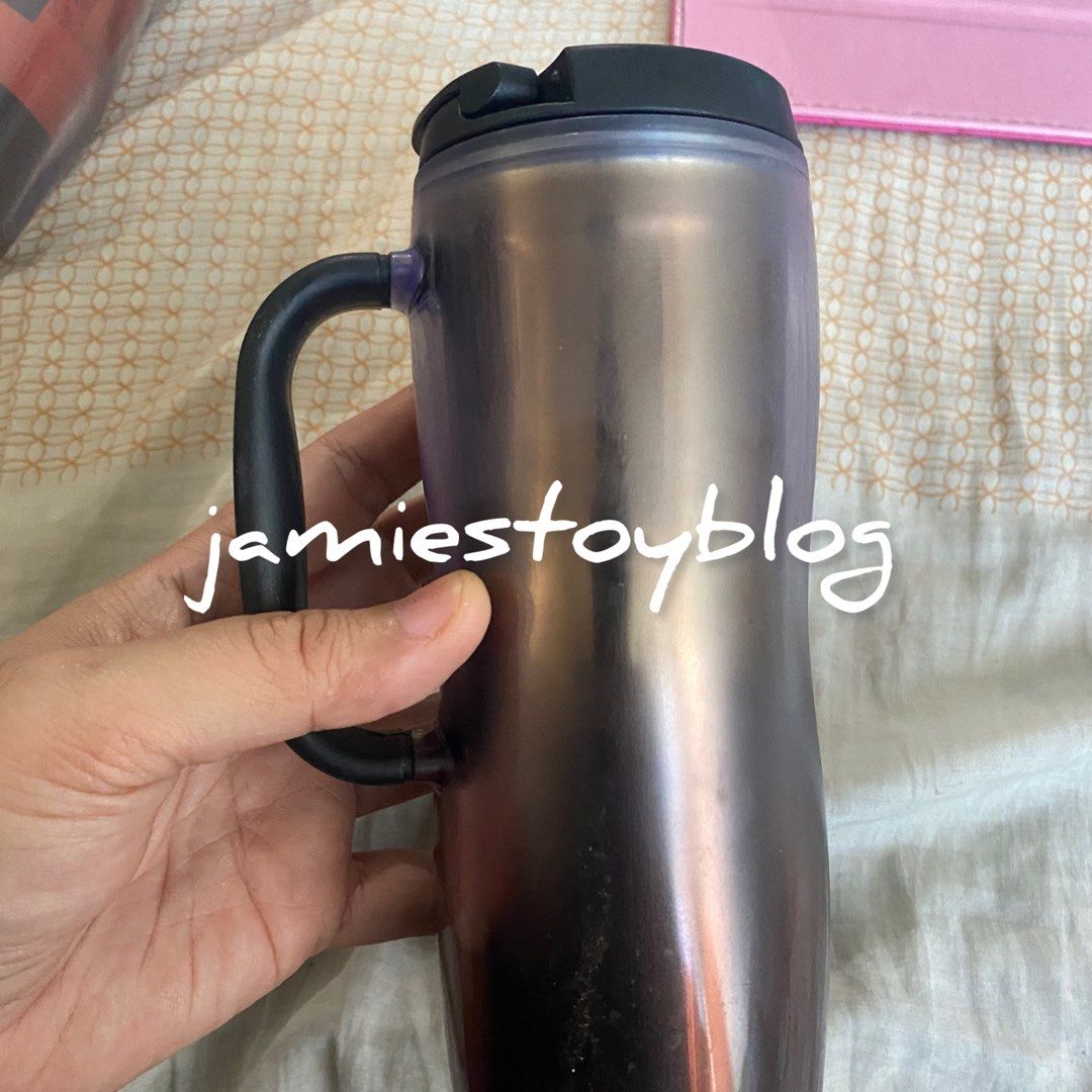Starbucks Tumbler with Handle (Category: Water Bottles & Tumblers) located in Quezon City. Submitted by ohitsninja (Listing ID 1436582855, Image 3). Description: - Starbucks tumbler - With handle and secure lid - Metallic finish - Black handle and lid - Flip-top opening As is Pay by Gcash Delivery shouldered by buyer I DO NOT USE COD OR SCO. RFS: Decluttering, Need funds.