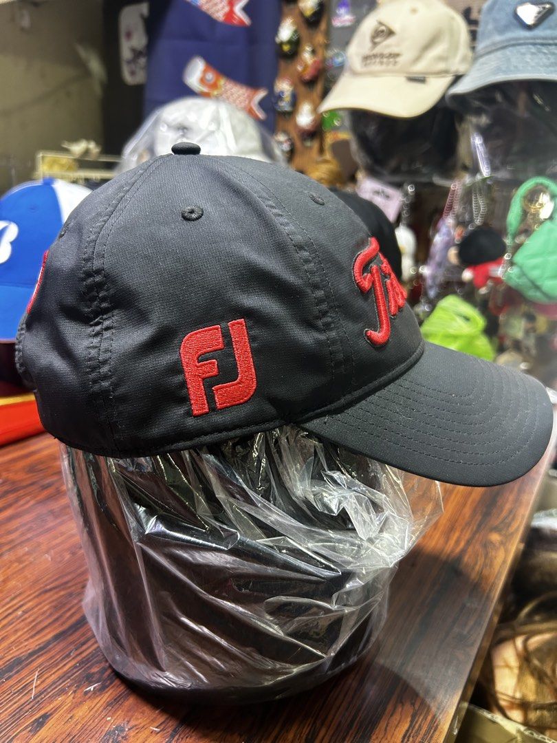 Titleist Pro V1 Golf Cap (Category: Caps & Hats) located in Manila. Submitted by starbalesukandjapansurplus (Listing ID 1436495921, Image 3). Description: - Titleist golf cap - Black color - Embroidered Titleist logo (front & back) - "Pro V1" embroidery on the side - Curved brim - Adjustable strap - Titleist interior label.