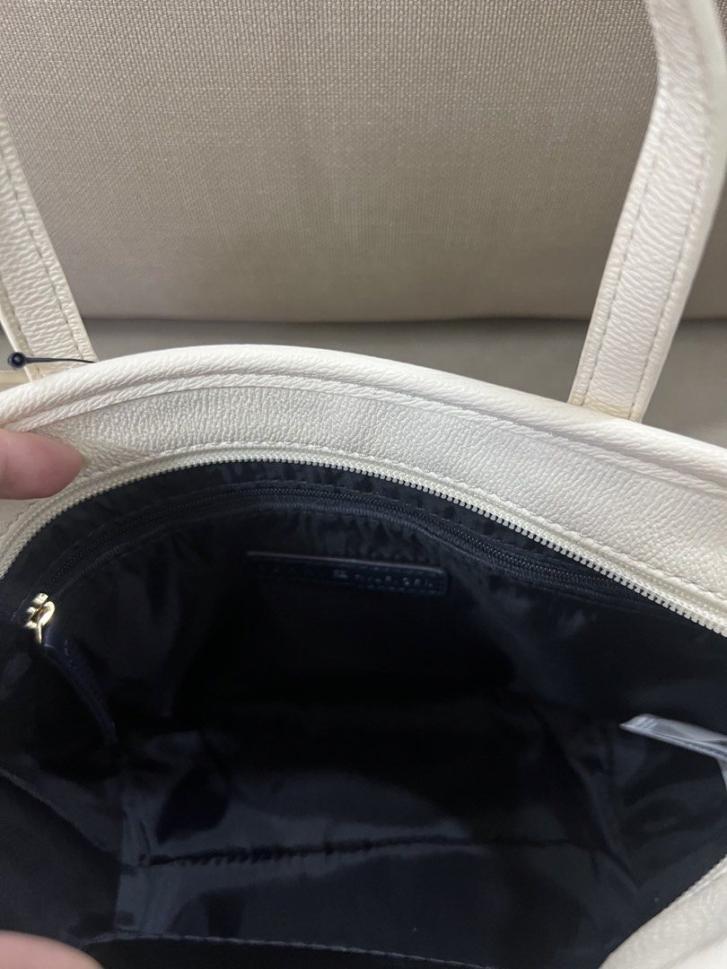 Tommy Hilfiger Monogram Crossbody Bag (Category: Cross-body Bags) located in Quezon City. Submitted by janellemariano (Listing ID 1436568864, Image 3). Description: - Tommy Hilfiger sling bag - White and gray monogram pattern - Top handle and detachable sling strap - Interior small pocket - Zipper closure - Gold-tone hardware - Includes original tag.