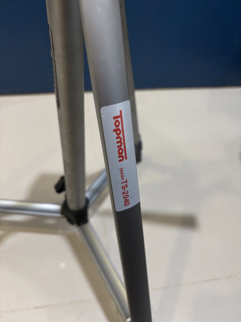 Topman Japan TS-2040 Tripod (Category: Tripods & Monopods) located in Taguig. Submitted by umiscart (Listing ID 1436584395, Image 2). Description: - Topman Japan TS-2040 Tripod - Built-in level for precise alignment - Adjustable legs for flexible positioning - Pan head for smooth camera movements - Handle for easy adjustments - Suitable for various photography needs.