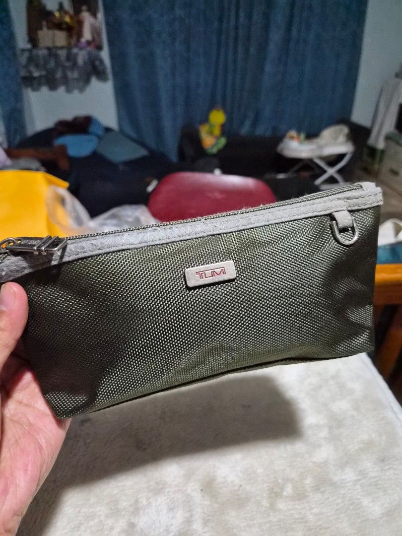 Tumi Amenity Pouch (Category: Headphones & Headsets) located in Mandaue City. Submitted by chuchi152615 (Listing ID 1436503981, Image 1). Description: - Authentic Tumi pouch - Color: Dark Green - Secure zipper closure - Includes a small metal loop - Features the iconic Tumi logo - Constructed from a durable, textured material.