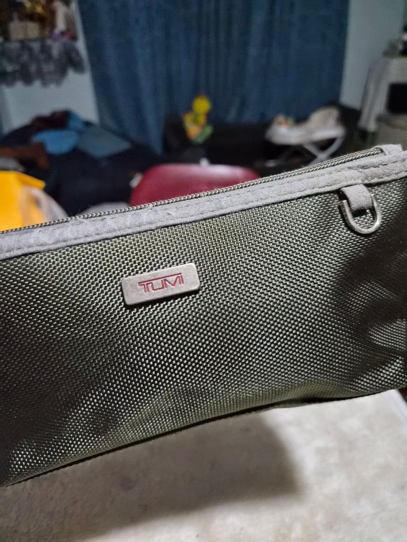 Tumi Amenity Pouch (Category: Headphones & Headsets) located in Mandaue City. Submitted by chuchi152615 (Listing ID 1436503981, Image 2). Description: - Authentic Tumi pouch - Color: Dark Green - Secure zipper closure - Includes a small metal loop - Features the iconic Tumi logo - Constructed from a durable, textured material.