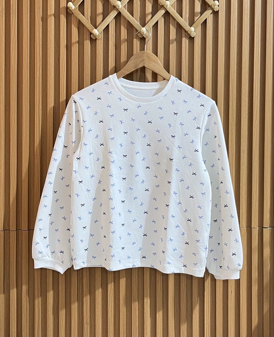 Uniqlo Airsm Pull over sweat shirt (Category: Babies & Kids Fashion) located in Caloocan City. Submitted by ynna_27 (Listing ID 1436477943, Image 1). Description: Uniqlo Airsm Pull over sweat shirt Used - Brandnew condition 150 kid size 10-12 years old Issue : ❌ Price 380 Mine now , pay now.