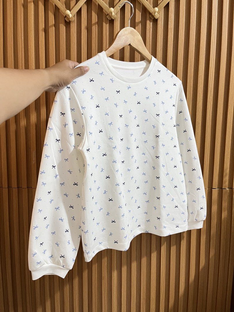 Uniqlo Airsm Pull over sweat shirt (Category: Babies & Kids Fashion) located in Caloocan City. Submitted by ynna_27 (Listing ID 1436477943, Image 3). Description: Uniqlo Airsm Pull over sweat shirt Used - Brandnew condition 150 kid size 10-12 years old Issue : ❌ Price 380 Mine now , pay now.