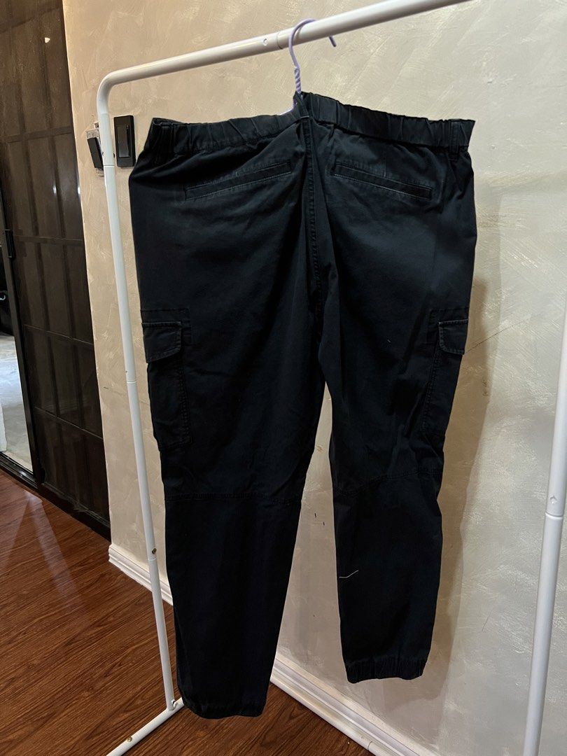 Uniqlo Black Cargo Pants (Category: Other Bottoms) located in Cabanatuan. Submitted by doelly1221 (Listing ID 1436554086, Image 2). Description: - Uniqlo Black Cargo Pants - Features: - Multiple pockets - Elastic cuffs - Waist Size: 64-92cm - Made in Thailand - Relaxed fit - Durable fabric - Perfect for casual wear.