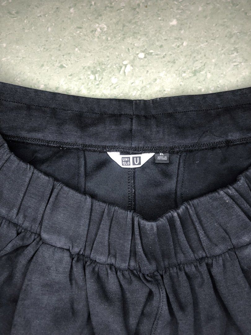 Uniqlo U Cropped Pants XL (Category: Other Bottoms) located in Midsayap. Submitted by karldonor01258 (Listing ID 1436500971, Image 2). Description: - Uniqlo U Black Cropped Pants - Size: XL - Features: Elastic waistband, relaxed fit - Comfortable fabric - Versatile for casual wear -Dimes:W2-38 L42 -leg hole:9.